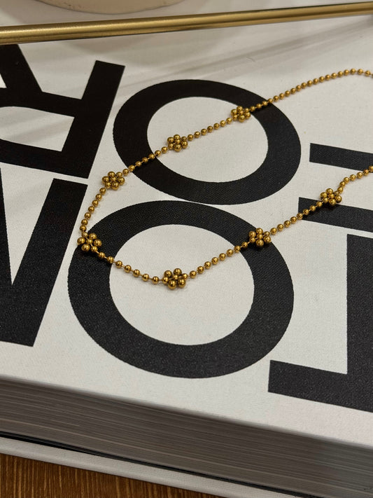 PETITE FLOWER NECKLACE
